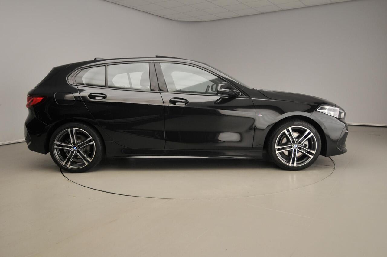 BMW 1-SERIE 5-deurs 118i | M-Sportpakket | LED | Navigatie | Schuifdak | Sportstoelen | DAB | Hifi speakers | Alu 18 inch