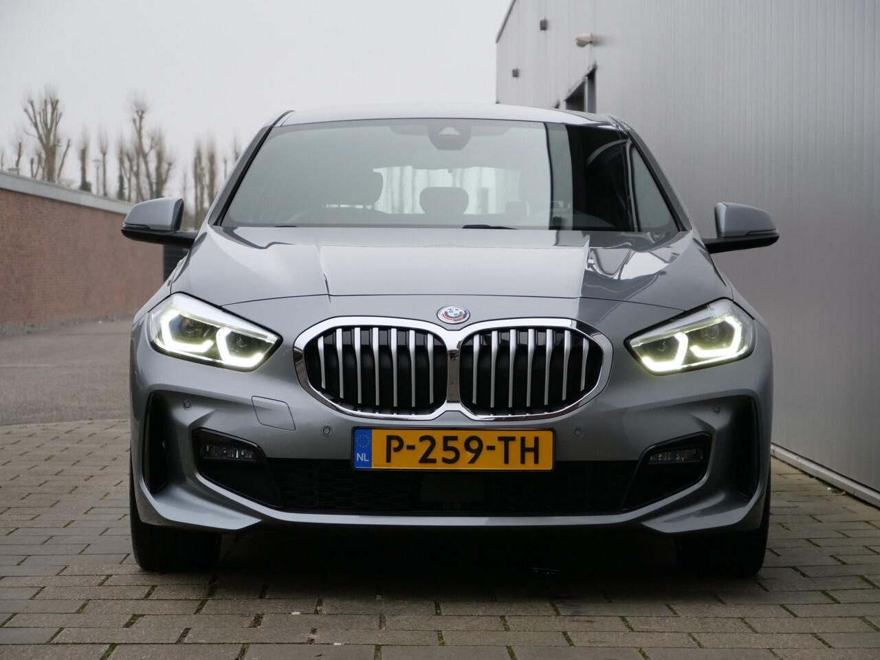 BMW 1-SERIE 116i Business Edition Plus 109 Pk Navigatie / Apple Carplay / Camera / Leer / DAB