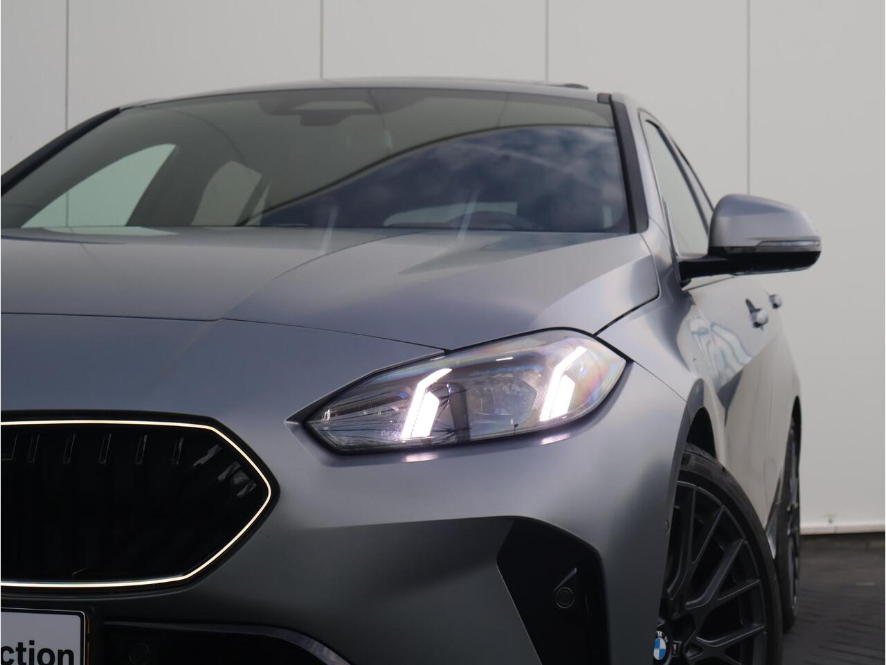 BMW 1-SERIE 120 M Sport Design Edition Individual Frozen Pure Grey metallic/ M Sportpakket Pro/ Stuurwiel verwarmd/ Comfort Access/ Panoramadak/ Head-Up/ Harman-Kardon/