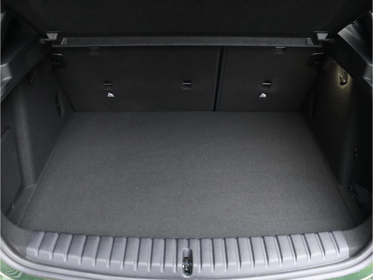 BMW 1-SERIE 120 | M Sportpakket Pro | Panodak | Harman Kardon | Comfort Access | Elektr. Achterklep | M Performance | Individual | 19'' LMV