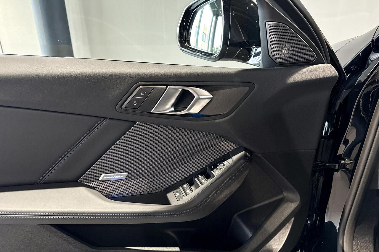 BMW 1-SERIE 120 M Sport Design Edition | Glazen Panoramadak | Harman Kardon | Stoelverwarming | Achteruitrijcamera |