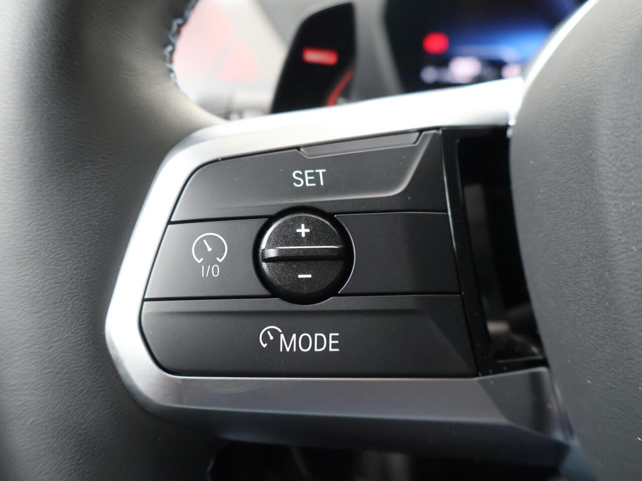 BMW 1-SERIE M135 xDrive 19 "LM M-velgen | M-ec-en interieur | 300 PK | Head up display | Navigatiesysteem | Stoel- en stuurverwarming | 360gr. camera | Harmon Kardon geluid | Afneembare trekhaak |