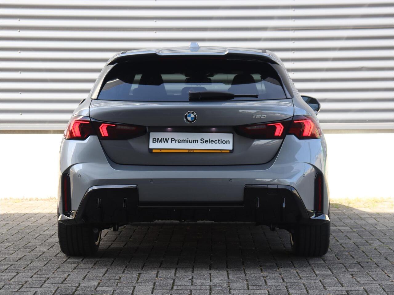 BMW 1-SERIE 5-deurs 120 | M Sportpakket Pro | Innovation Pack | Trekhaak | Panodak | Driving Assistant Plus | Elektr. Achterklep | Head-Up | Comfort Acces | 19'' LMV