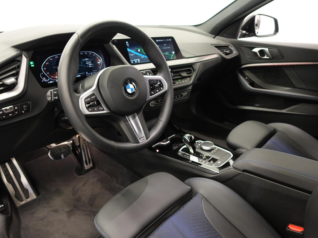 BMW 1-SERIE 118i M-Sport Automaat | DEMO ! | Digitale Cockpit | Climate control | Stoel verwarming | LED | Sfeer verlichting | Lichtmetalen velgen | Navigatie | Apple carplay/ Android auto | Parkeersensoren