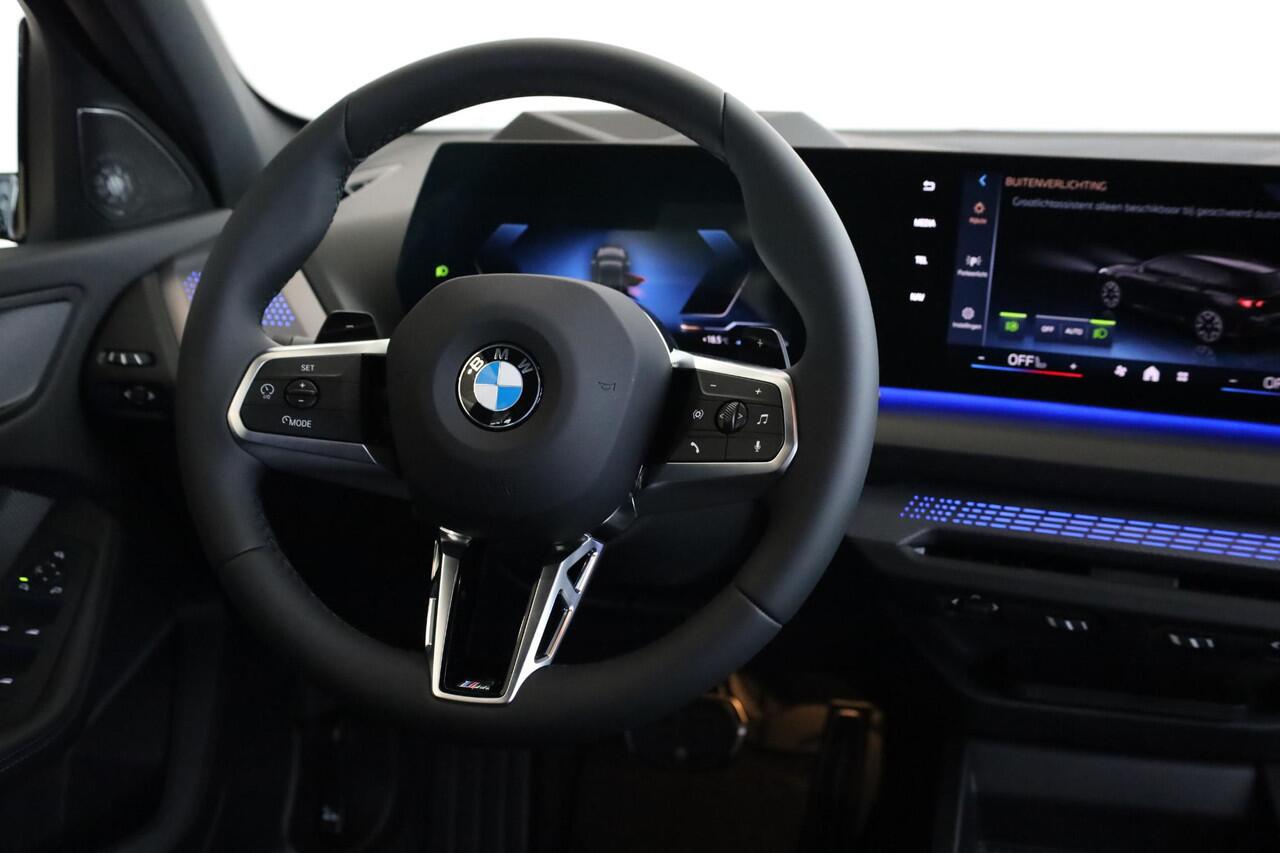 BMW 1-SERIE 120 M Sportpakket Pro | Alcantara | Head-Up | Harman Kardon | 360 camera | Iconic Glow | Dodehoekdetectie | Stoelverwarming | Comfort Access