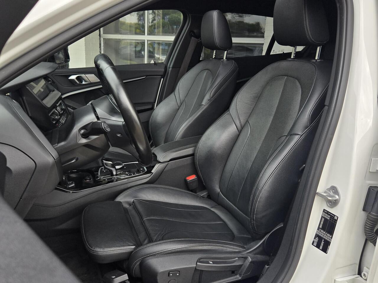 BMW 1-SERIE 118i High M SPORT | PANORAMA | CAMERA | LEDER | SPORTSTOELEN | 18 INCH LM VELGEN | TREKHAAK |