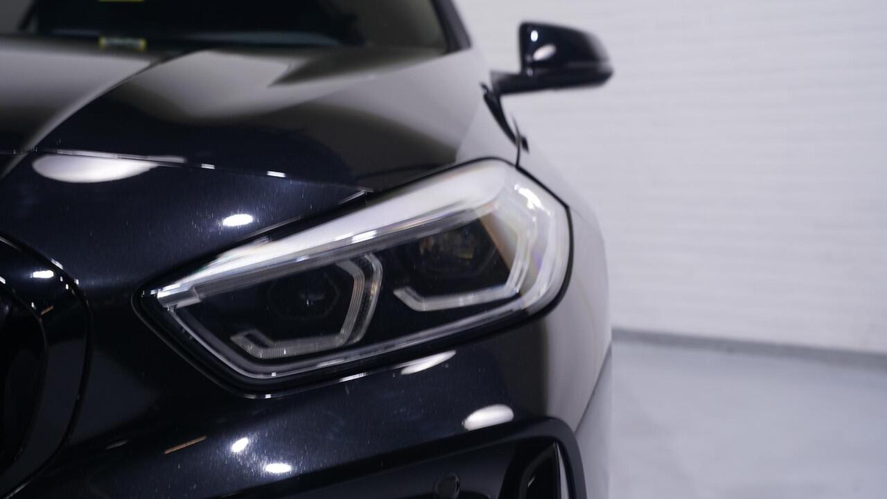 BMW 1-SERIE 118i M Sport Panoramadak Apple Carplay Camera PDC v+a Ambienteverlichting Led koplampen