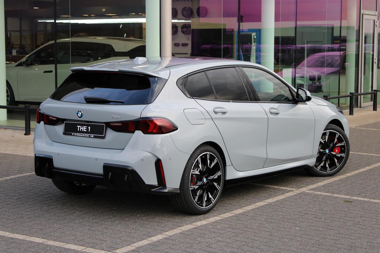 BMW 1-SERIE 120 M Sport Automaat / Panoramadak / Sportstoelen / Achteruitrijcamera / M Adaptief onderstel / Comfort Access / Adaptieve LED / Harman-Kardon / Stoelverwarming