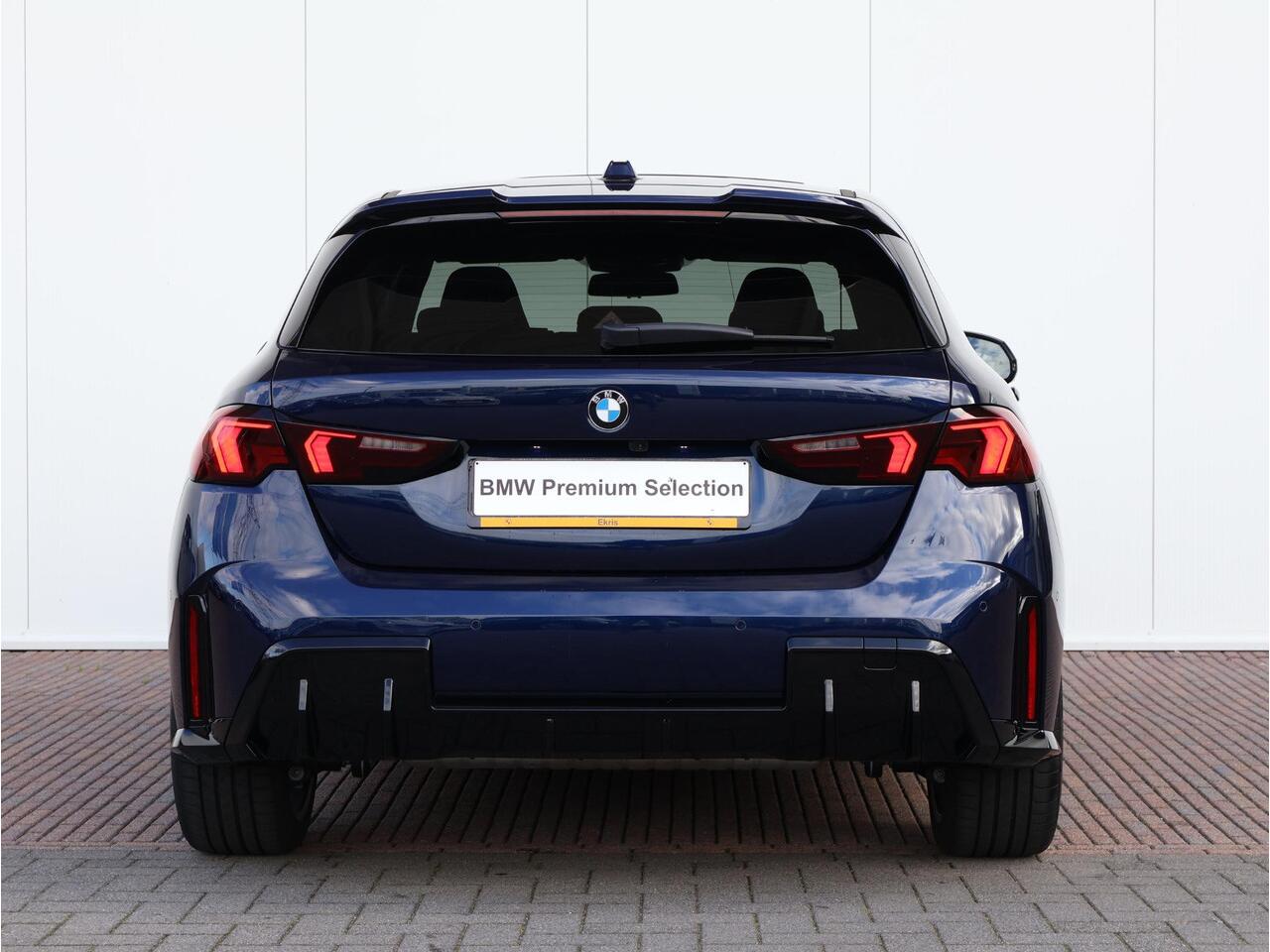 BMW 1-SERIE 120 M Sport Design Edition M Sportpakket Pro/ Stuurwiel verwarmd/ Comfort Access/ panoramadak/ Head-Up/ Harman-Kardon/ M Sportstoelen