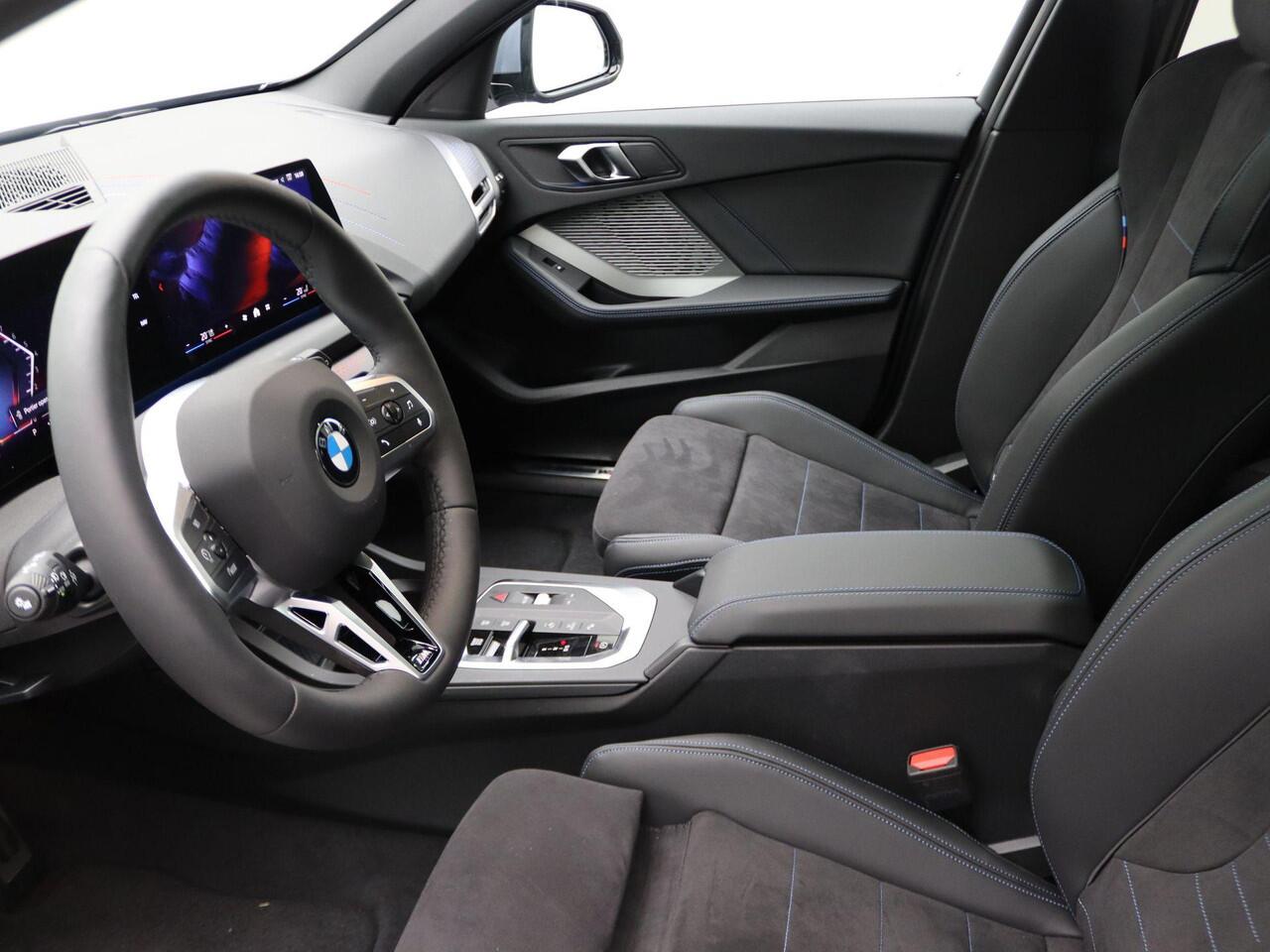 BMW 1-SERIE 120 M Sport Design Edition | M Sportpakket | Achteruitrijcamera | Glazen panoramadak | Parking Assistant | 18" | Ekris Selection