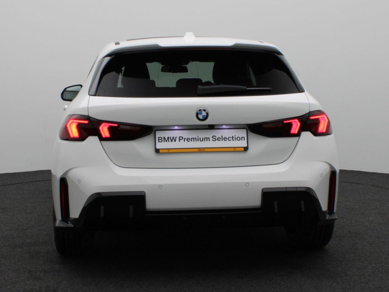 BMW 1-SERIE 120 M Sportpakket Pro | Premium Pack | Stuurwielrand Verwarmd | Panoramadak | Driving Assistant | Parking Assistant | 19''