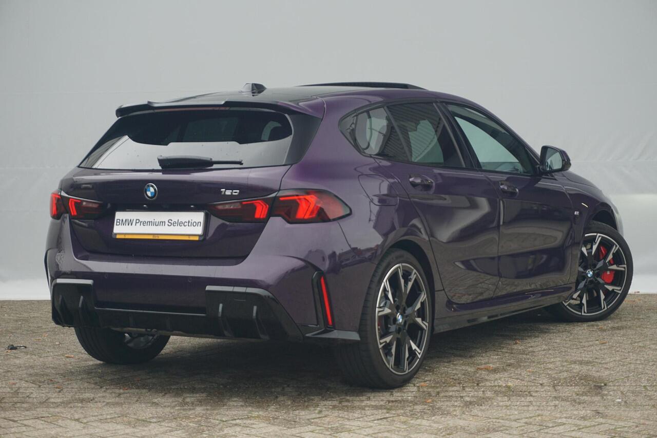 BMW 1-SERIE 5-deurs 120 M Sportpakket Pro 19'' / Panoramadak / Harman Kardon / Driving Assistant Plus / Trekhaak