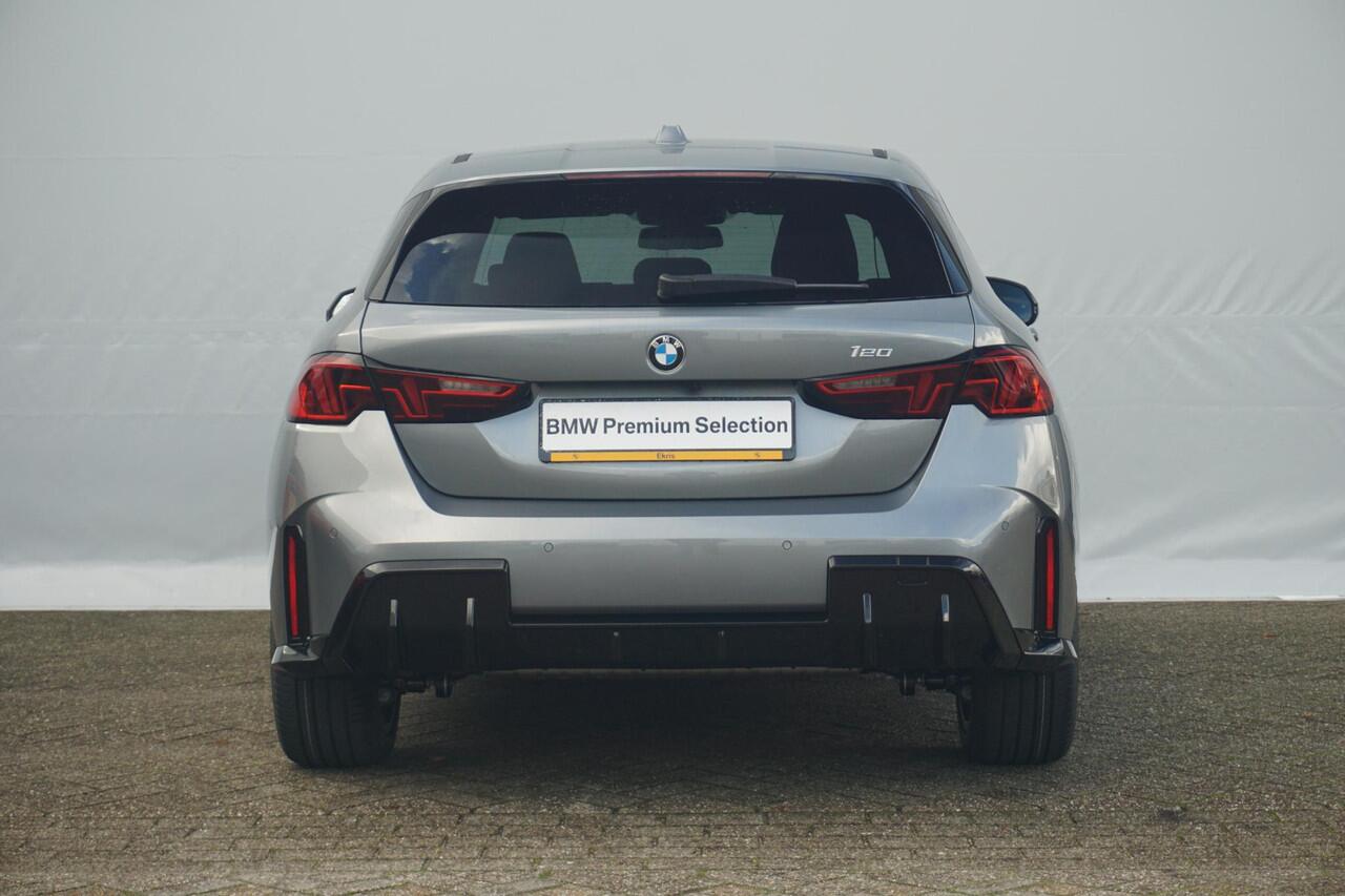 BMW 1-SERIE 5-deurs 120 M Sport Design Edition 18'' / Sportstoelen verwarmd / Shadow Line / Achteruitrijcamera