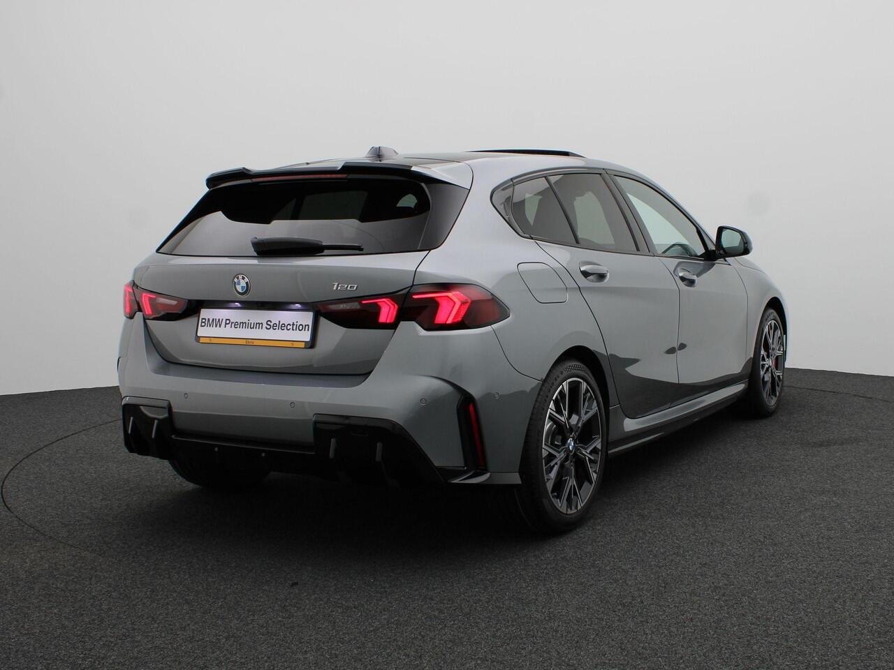 BMW 1-SERIE 120 M Sportpakket Pro | Premium Pack | Stuurwielrand Verwarmd | M Adaptief onderstel | Comfort Access | Panoramadak | Elektrisch Verstelbare Sportstoelen | Driving Assistant Plus | Harman Kardon | 18''