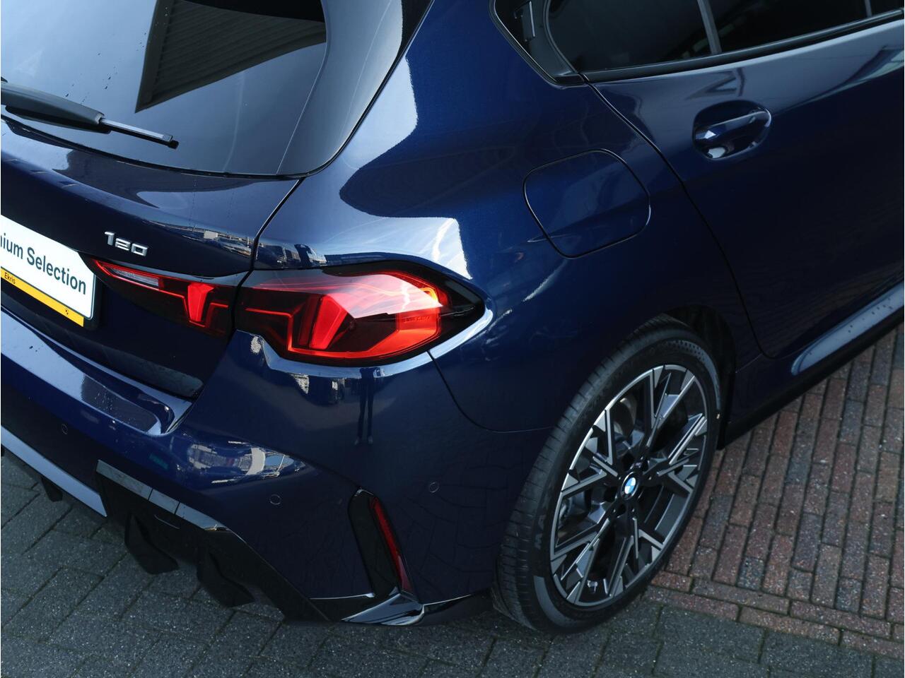 BMW 1-SERIE 120 M Sport Design Edition M Sportpakket/ Stuurwielrand verwarmd/ Achteruitrijcamera/ Getint Glas/ Sportstoelen/ Stoelverwarming/ Driving Assistant