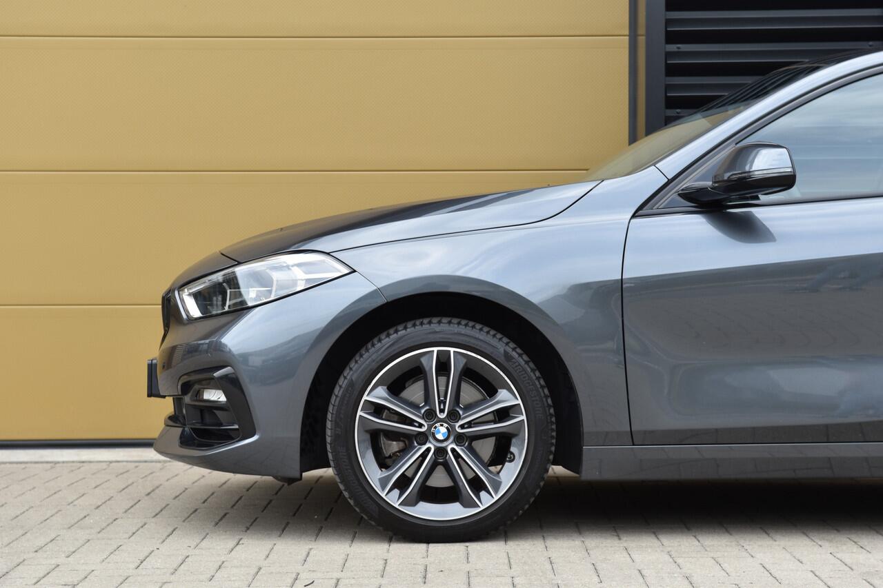 BMW 1-SERIE 118i Executive Edition * Sport line * Lichtpakket * Apple CarPlay * PDC *