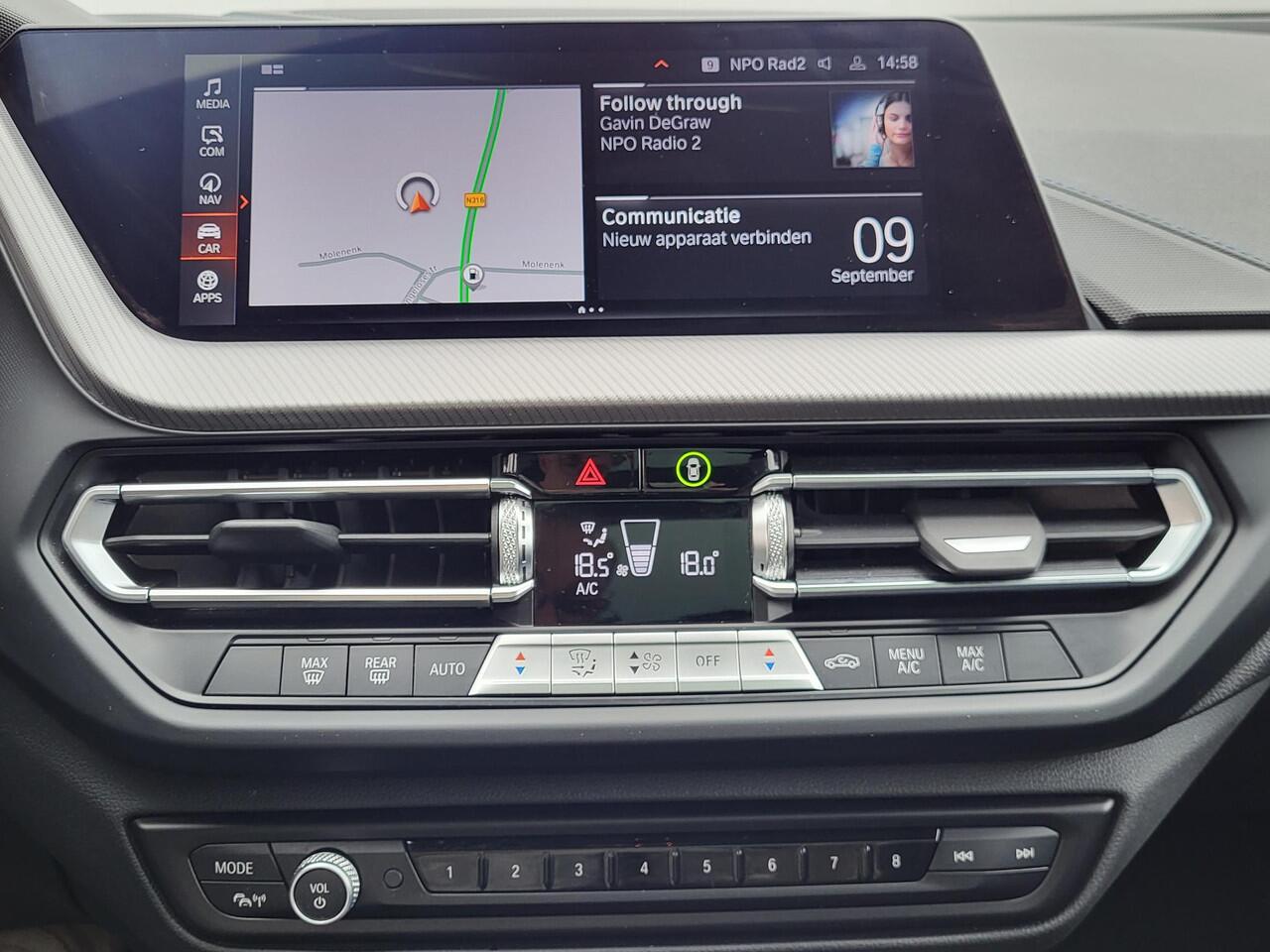 BMW 1-SERIE 118i Automaat / Dealer Onderhouden / M-Sport / Navigatie / Schuif- en Kantel Dak / Harman Kardon / Sportstoelen / Achteruitrijcamera / Head- up display / Apple Carplay & Android Auto /