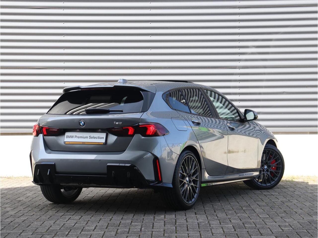 BMW 1-SERIE 5-deurs 120 | M Sportpakket Pro | Innovation Pack | Trekhaak | Panodak | Driving Assistant Plus | Elektr. Achterklep | Head-Up | Comfort Acces | 19'' LMV