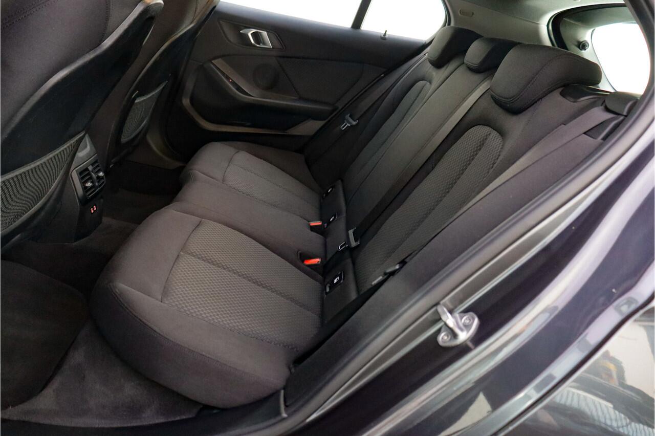 BMW 1-SERIE 118iA Executive Edition FULL LED | CARPLAY | NAVI | CLIMA | CRUISE | PDC V+A | LMV