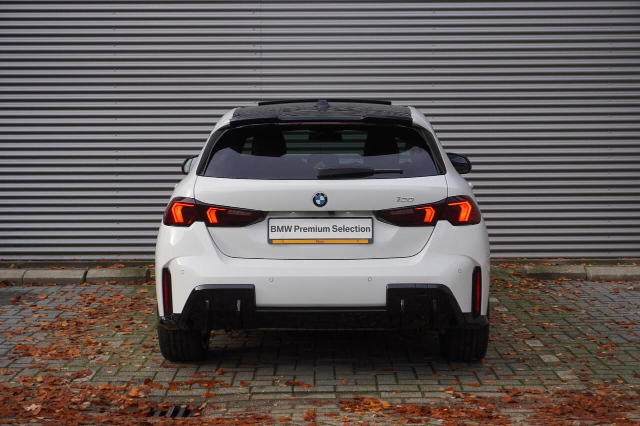 BMW 1-SERIE 120 High Executive | M Sportpakket Pro | Panoramadak | Innovation Pack | Iconic Glow