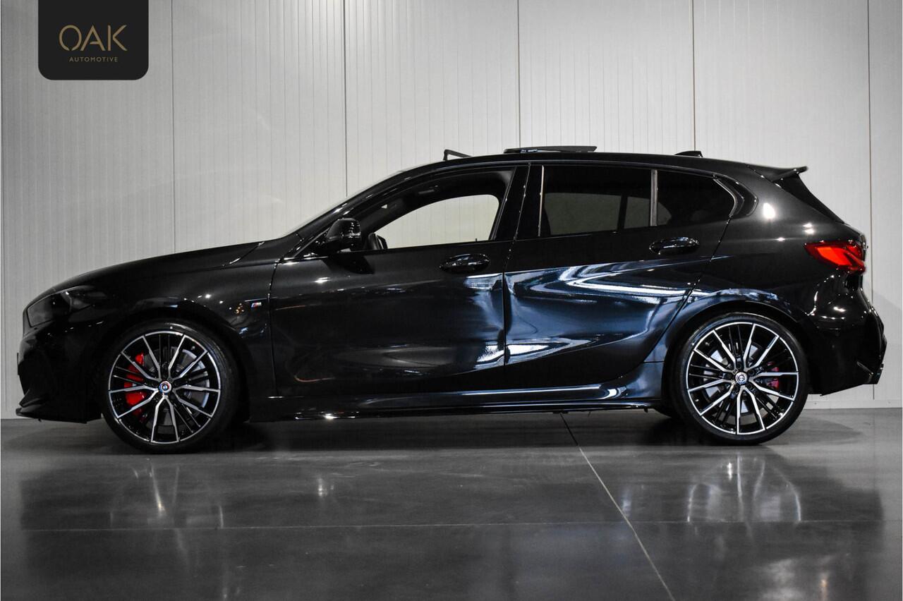 BMW 1-SERIE M135i xDrive | Live Cockpit | Panorama | Schaalstoelen | Memory | H&K | Head-Up | ACC | 19"LM | Saphire Zwart