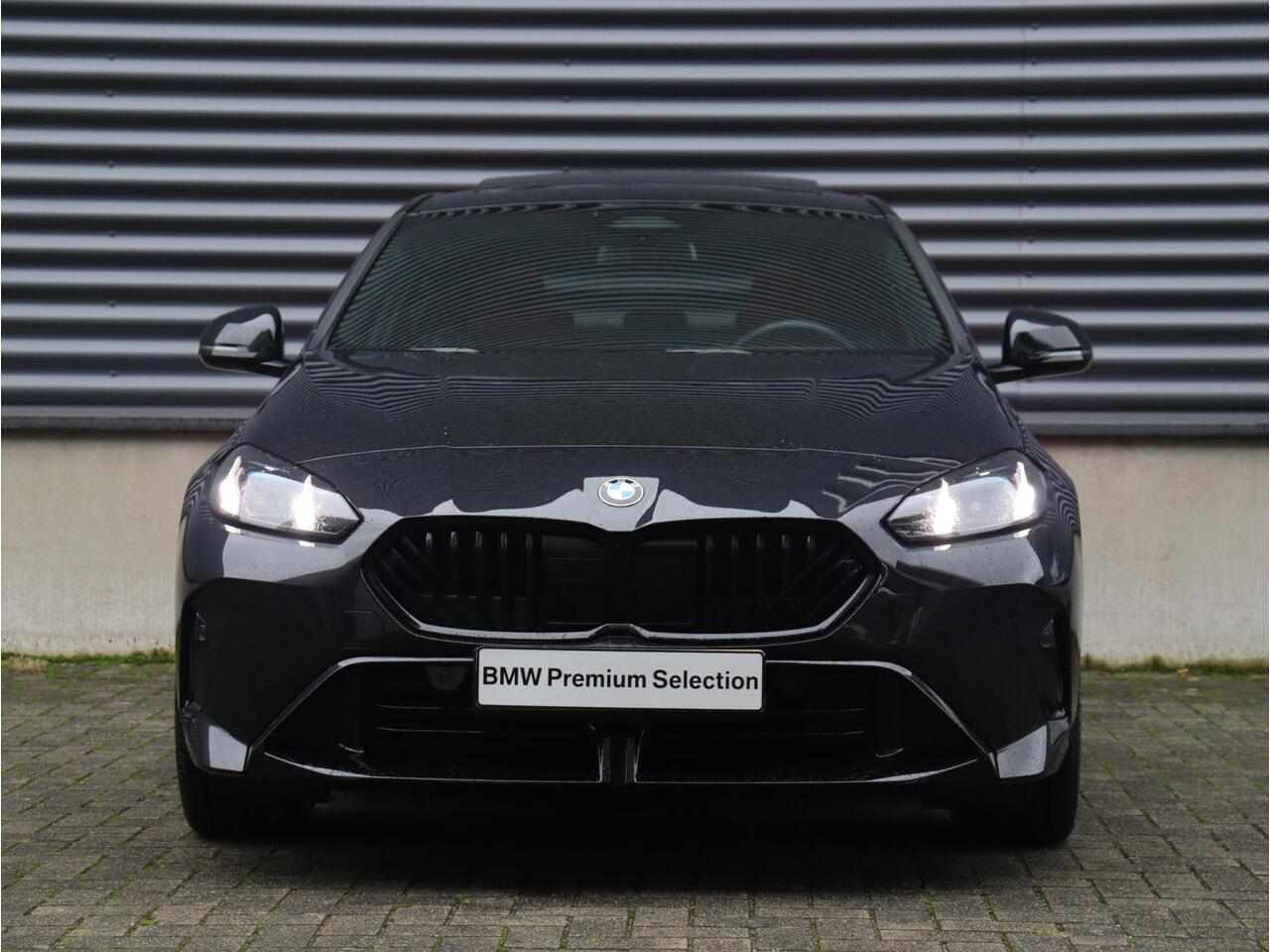 BMW 1-SERIE 120 | M Sportpakket Pro | Panodak | Trekhaak | Comfort Access | Stoelverwarming | Achteruitrijcamera | Driving Assistant | 18'' LMV