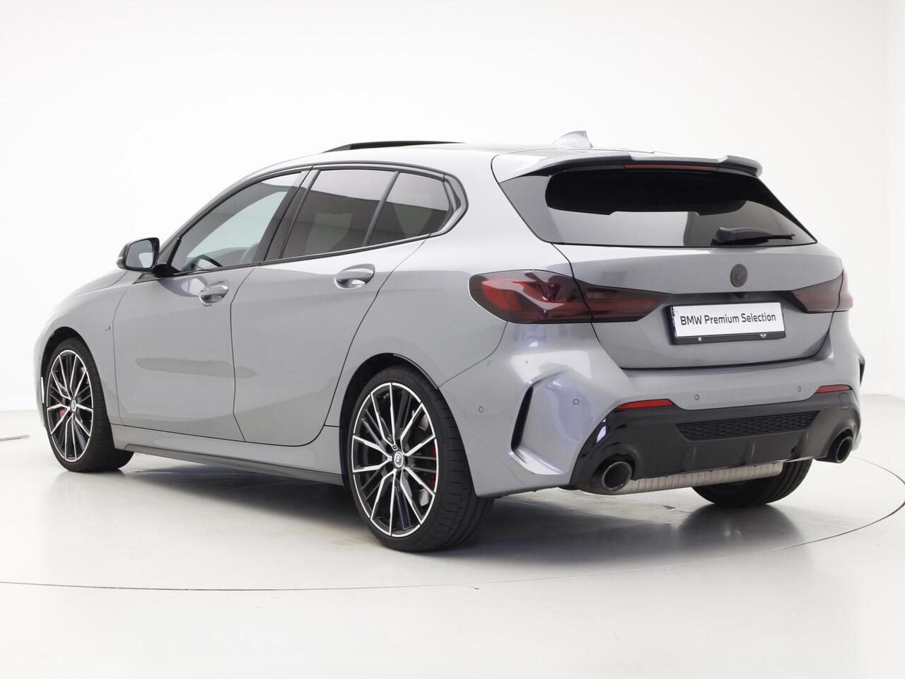 BMW 1-SERIE M135i xDrive | 19" | Panorama | Harman Kardon | Camera | Leder | Head-Up | El. Stoelen met Memory | PPF