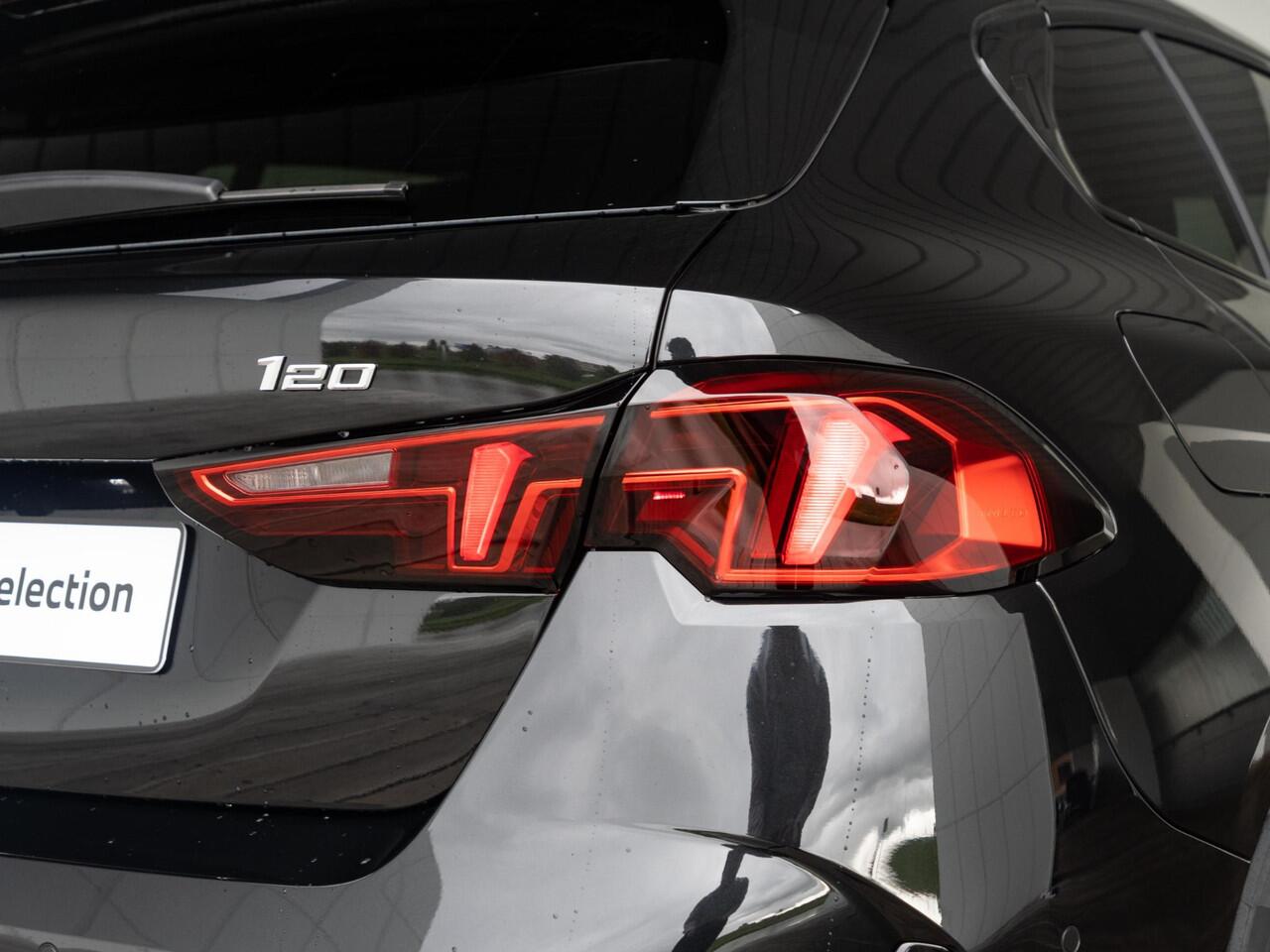 BMW 1-SERIE 120 | M Sportpakket | Verwarmd Stuurwiel | Panoramadak | Achteruitrijcamera | Stoelverwarming | Harman-Kardon | 18''