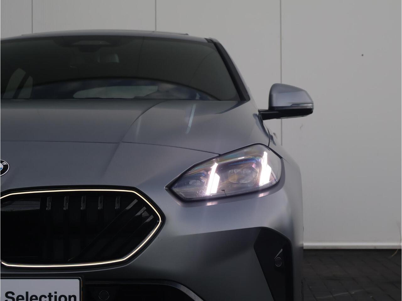 BMW 1-SERIE 120 M Sport Design Edition Individual Frozen Pure Grey metallic/ M Sportpakket Pro/ Stuurwiel verwarmd/ Comfort Access/ Panoramadak/ Head-Up/ Harman-Kardon/