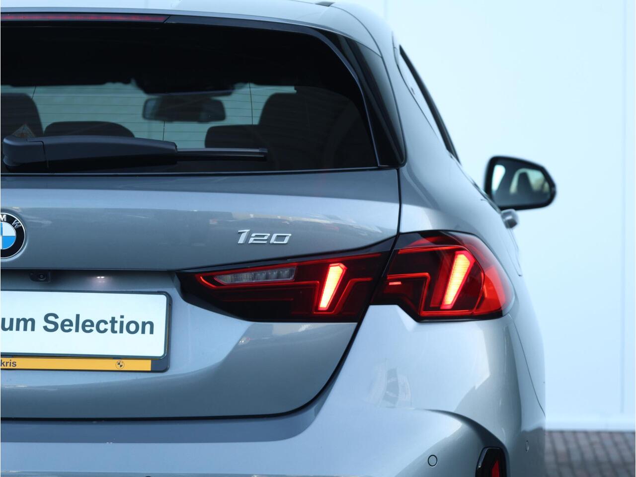 BMW 1-SERIE 120 M Sport Design Edition M Sportpakket/ Stuurwielrand verwarmd/ Achteruitrijcamera/ Getint Glas/ Sportstoelen/ Driving Assistant