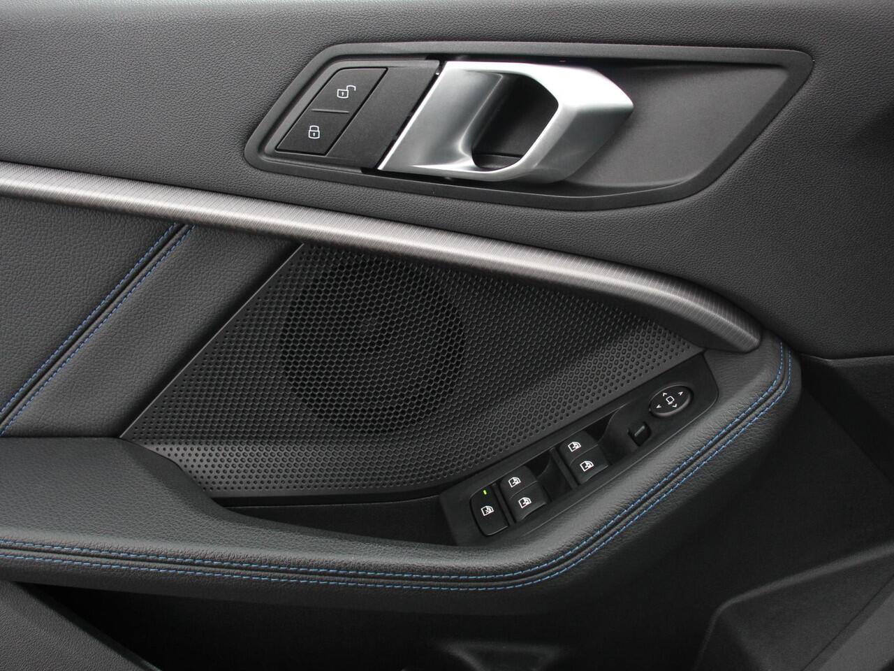 BMW 1-SERIE 118i M-Sport Climate Control Cruise control Stoelverwarming LED Parkeersensoren Apple carplay / Andriod auto Navigatie