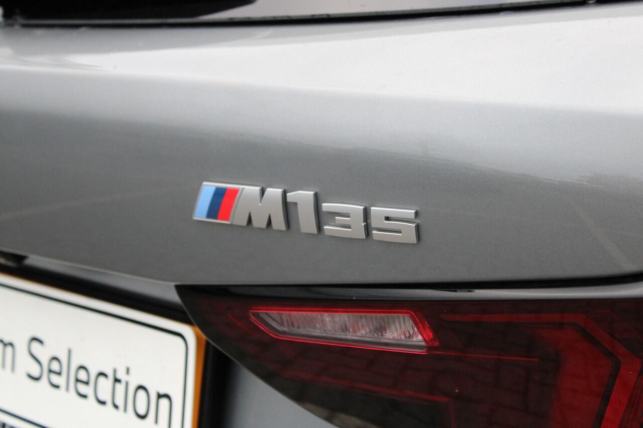 BMW 1-SERIE M135 xDrive High Executive M Sport Automaat / Panoramadak / M Sportstoelen / M Adaptief onderstel / Adaptieve LED / Parking Assistant Plus / Head-Up / Harman-Kardon