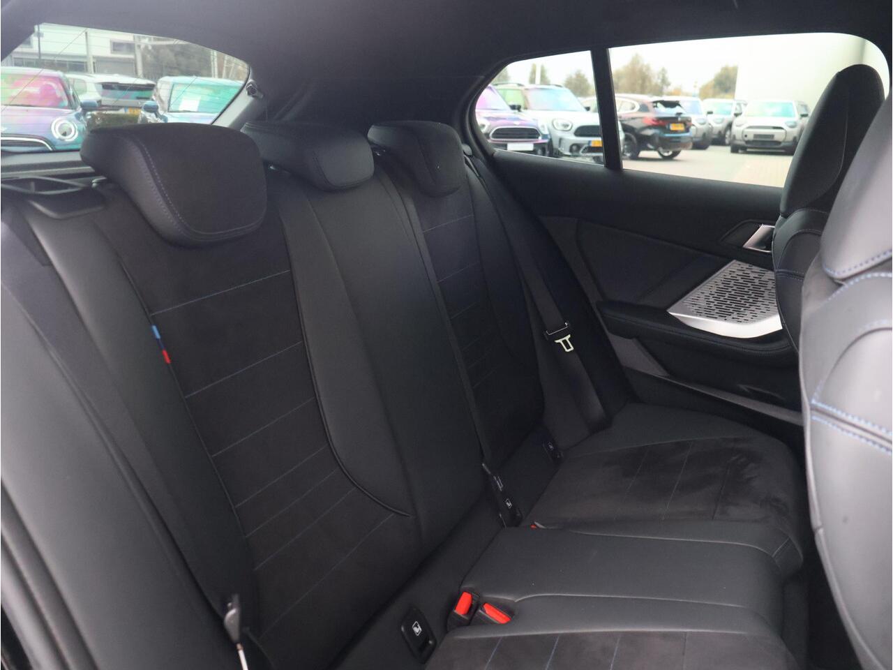 BMW 1-SERIE 120 M Sport /Camera/ Stoelverwarming/ Parkeersensoren voor én achter | 18" LM Y-Spaak | M Adaptief onderstel