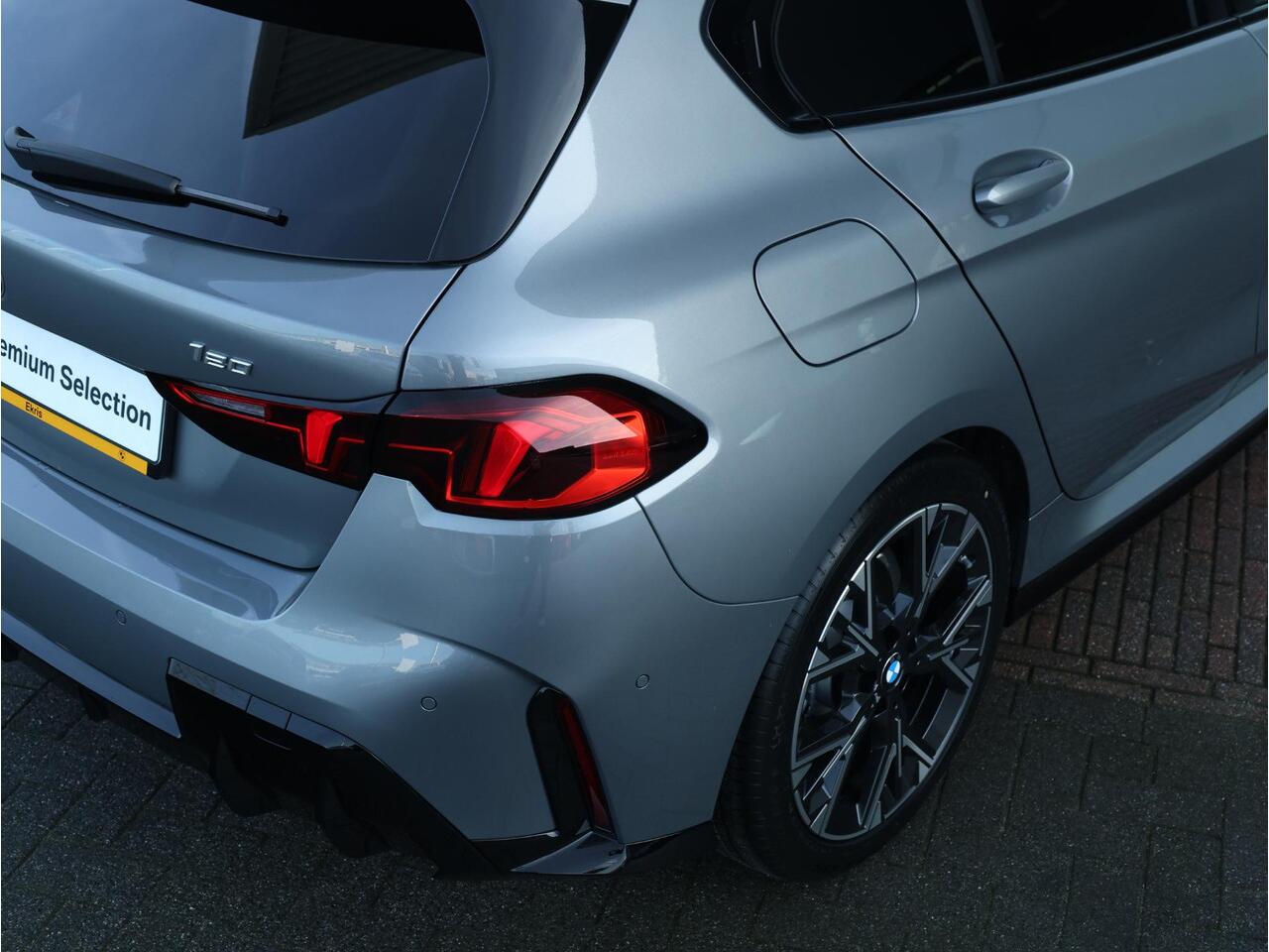 BMW 1-SERIE 120 M Sport Design Edition M Sportpakket/ Stuurwielrand verwarmd/ Achteruitrijcamera/ Getint Glas/ Sportstoelen/ Driving Assistant