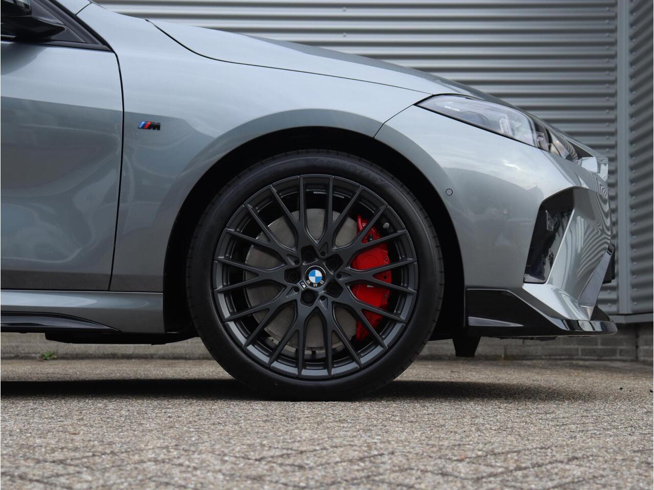 BMW 1-SERIE 5-deurs 120 | M Sportpakket Pro | Panodak | Harman Kardon | Driving Assistant | Comfort Access | Adaptive LED | M Performance | 19'' LMV