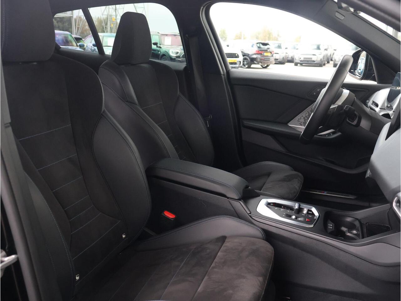 BMW 1-SERIE 120 M Sport /Camera/ Stoelverwarming/ Parkeersensoren voor én achter | 18" LM Y-Spaak | M Adaptief onderstel