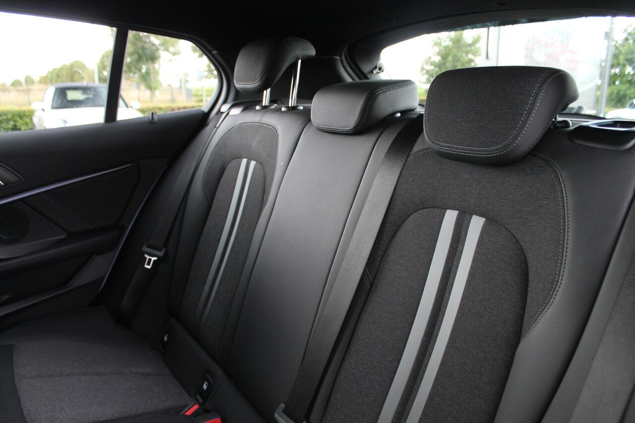 BMW 1-SERIE 118i Executive Sport Line Automaat / Sportstoelen / LED / Head-Up / Live Cockpit Professional / Cruise Control