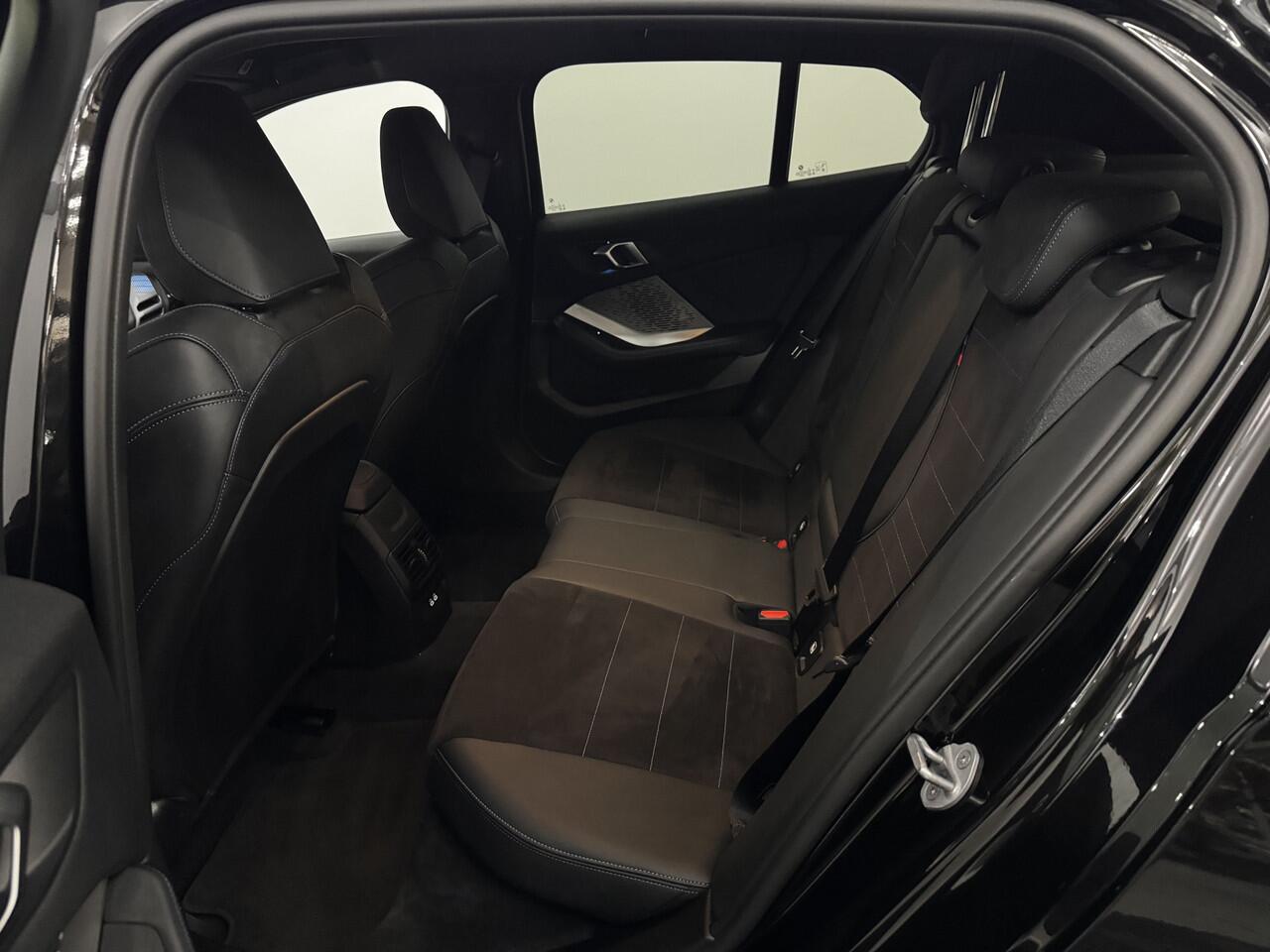 BMW 1-SERIE 120 M Sport Half leder, 360 Camera, Navi, Keyless start, Head-up display, Cruise control adaptief, 3 jaar garantie