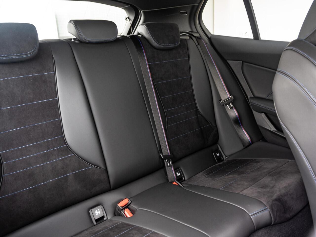 BMW 1-SERIE 120 | M Sportpakket Pro | Premium Pack | Verwarmd Stuurwiel | Comfort Access | Achteruitrijcamera | Panoramadak | Isofix | Stoelverwarming | Harman-Kardon | Parking Assistant | 19'' | Ekris Selection