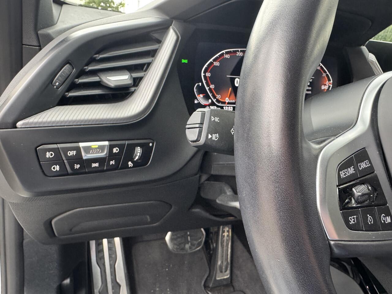 BMW 1-SERIE 118i High Exe, M-Pakket DAB-tuner, Apple/Android, Lichtpakket . Neem contact op en we maken een afspraak!