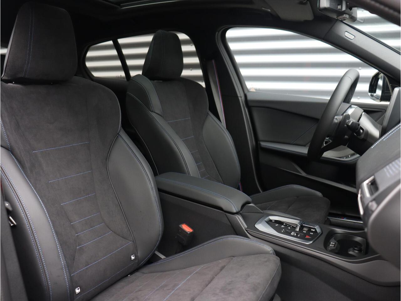 BMW 1-SERIE 120 | M Sportpakket Pro | Panodak | Harman Kardon | Driving Assistant | Achteruitrijcamera | Comfort Access | 19'' LMV