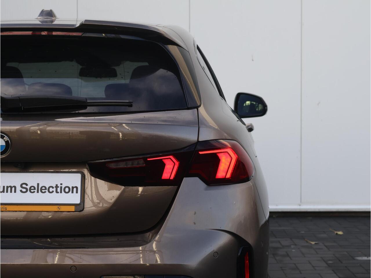 BMW 1-SERIE 120 M Sport Pro BMW Individual Lakkleur/ Harman-Kardon/ Head-Up/M Sportstoelen/ Panoramadak/ Stuurwiel verwarming