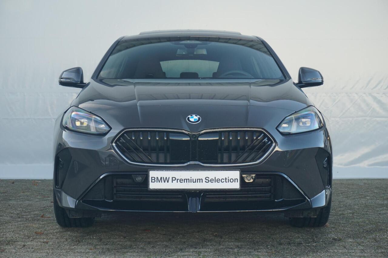 BMW 1-SERIE 120 M Sportpakket Pro 19'' / Harman Kardon / Elektrisch verstelbare stoelen / Panoramadak