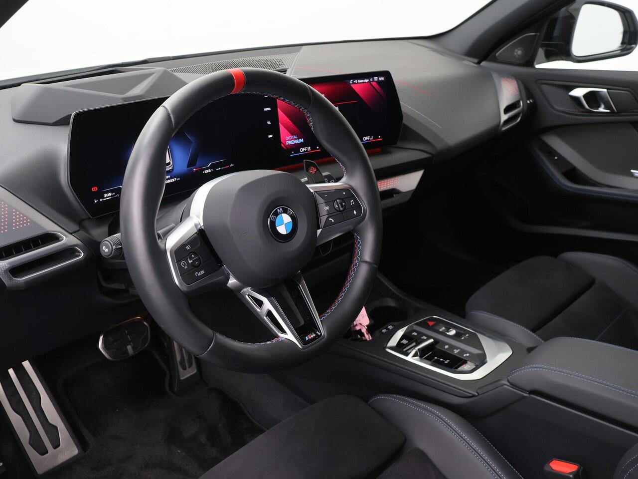 BMW 1-SERIE M135 xDrive 19 "LM M-velgen | M-ec-en interieur | 300 PK | Head up display | Navigatiesysteem | Stoel- en stuurverwarming | 360gr. camera | Harmon Kardon geluid | Afneembare trekhaak |