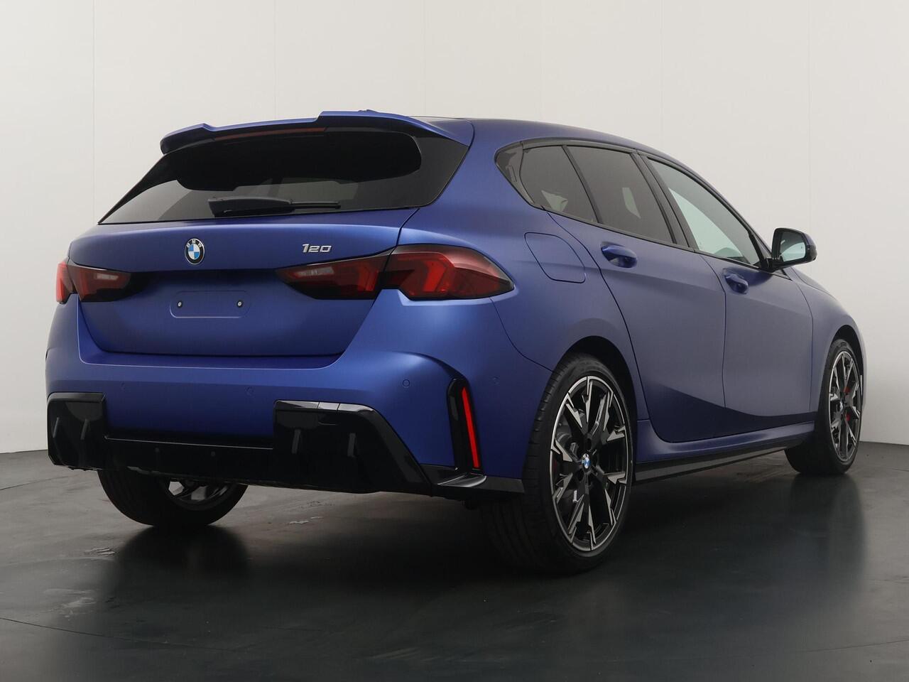 BMW 1-SERIE 120 | Individual Lak | M Sportpakket Pro | Harman Kardon | Panoramadak | Innovation Pack