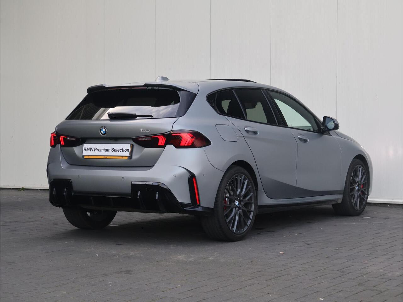 BMW 1-SERIE 120 M Sport Design Edition Individual Frozen Pure Grey metallic/ M Sportpakket Pro/ Stuurwiel verwarmd/ Comfort Access/ Panoramadak/ Head-Up/ Harman-Kardon/