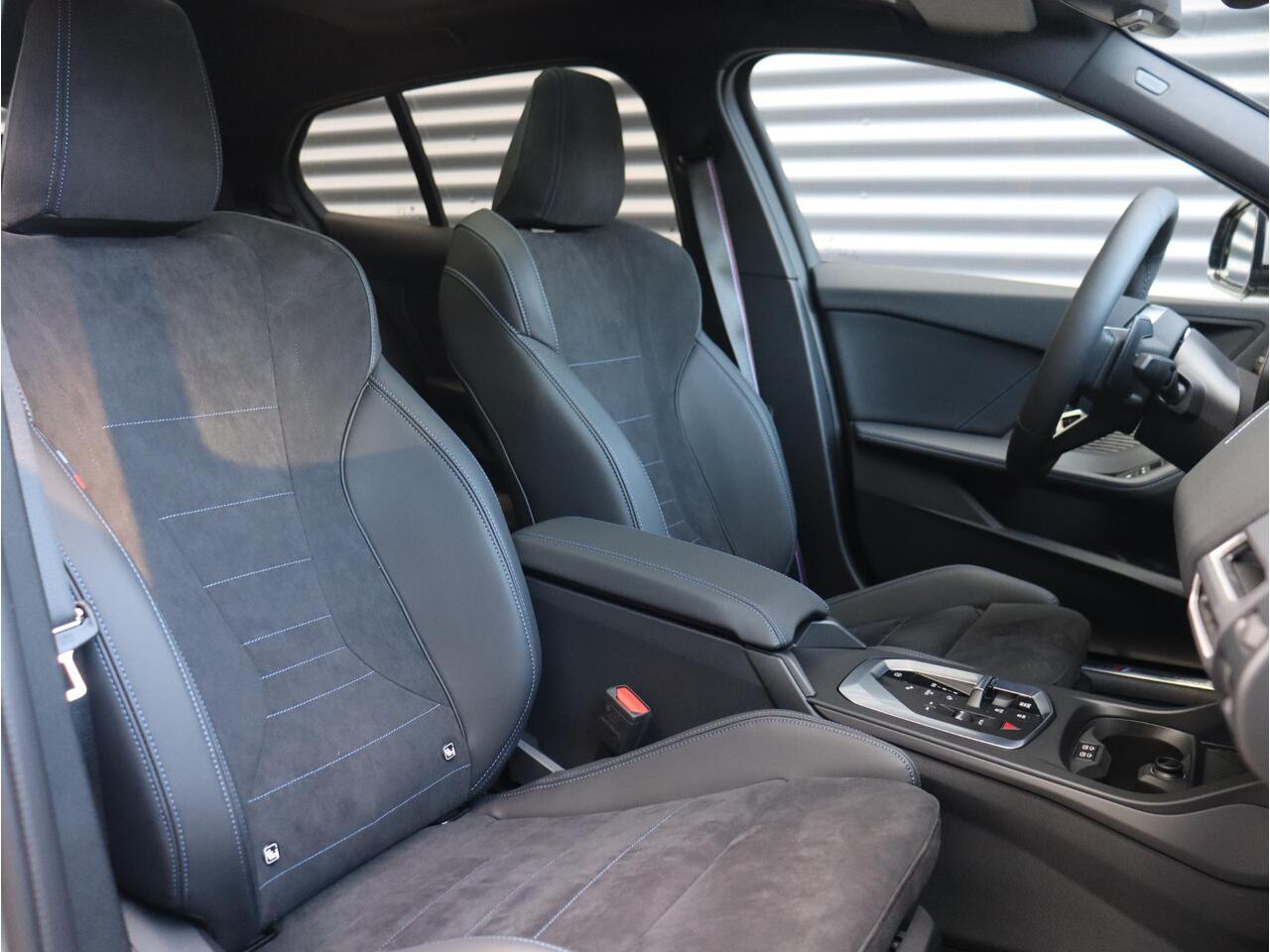 BMW 1-SERIE 5-deurs 120 | M Sportpakket Pro | Premium Pack | Panodak | Getint Glas | Comfort Access | Verwarmd Stuurwiel | Camera | 18'' LMV