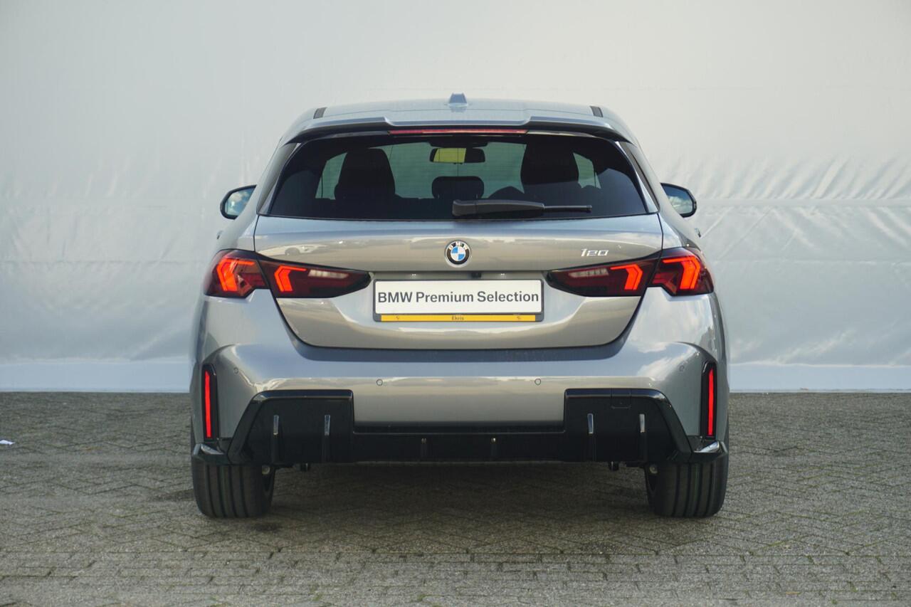 BMW 1-SERIE 120 M Sport Pro | Comfort Access / Elektrisch verwarmde voorstoelen / Sportstoelen / Achteruitrijcamera
