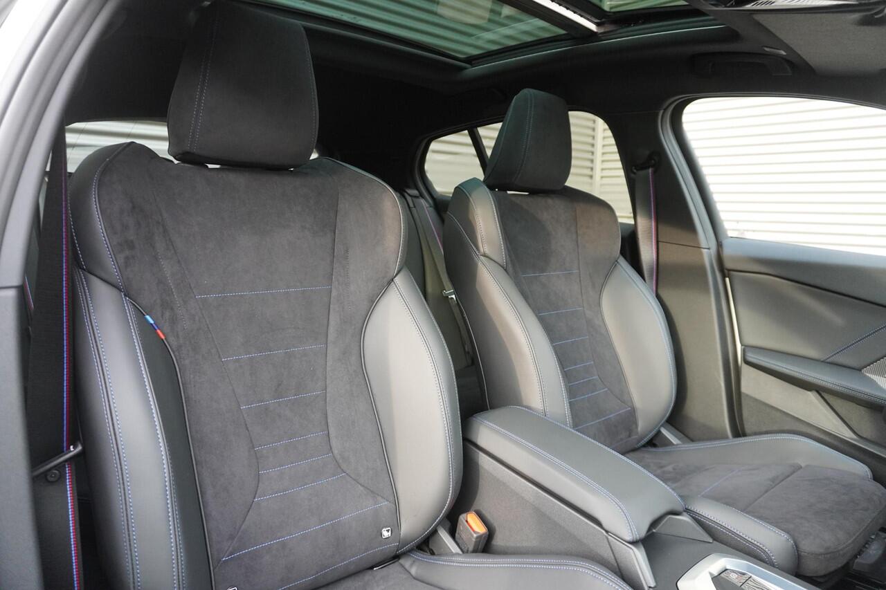 BMW 1-SERIE 120 High Executive | M Sportpakket Pro | Panoramadak | Innovation Pack | Iconic Glow