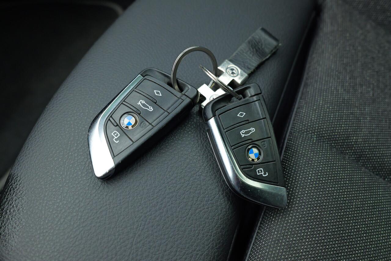 BMW 1-SERIE 118i Executive Edition | Pano | Stoelverwarming | Half leer